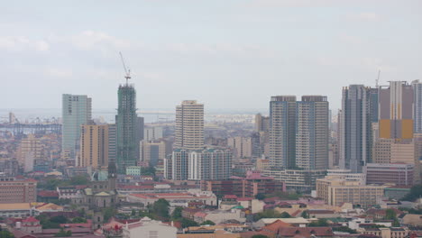 Cámara-Lenta-De-Cerca-Toma-Panorámica-De-Los-Edificios-E-Infraestructuras-De-Binondo-Manila