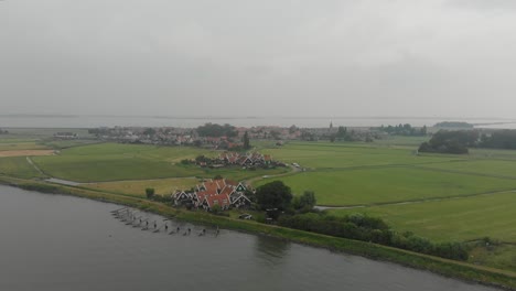 Niederländische-Marken-Fliegen-über-Eine-Kleine-Stadt-In-Den-Niederlanden