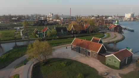 Luftaufnahme-Von-Zaanse-Schans-Windmühlen-Einzigartiger-Teil-Der-Niederlande,-Voller-Holzhäuser,-Mühlen,-Scheunen