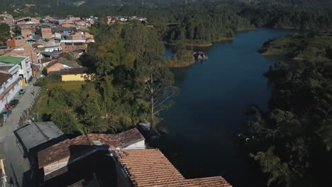 Drone-aerial-view-of-the-blue-lake-in-Guatapé,-Medeliin,-Colombia