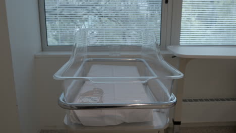 Krankenhaus-Babykapselbettwäsche-Im-Zimmer-Der-Entbindungsstation