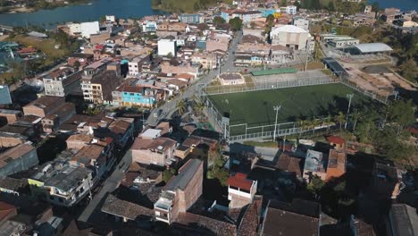 Drohnen-Luftaufnahme-Der-Stadt-Und-Des-Sees-In-El-Peñol-Guatapé,-Medellin,-Kolumbien