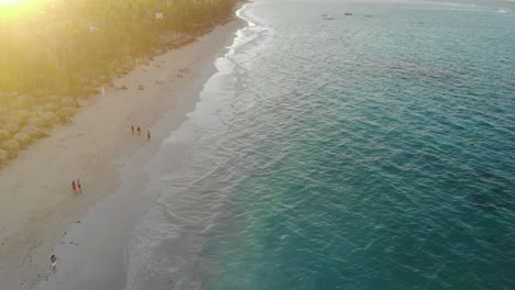 Eine-Luftaufnahme-Des-Wunderschönen-Strandes-In-Punta-Cana-Bei-Sonnenuntergang-Mit-Nach-Oben-Geneigter-Kamera