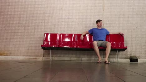 Mann-Sitzt-In-Der-U-Bahn-Und-überprüft-Das-Telefon