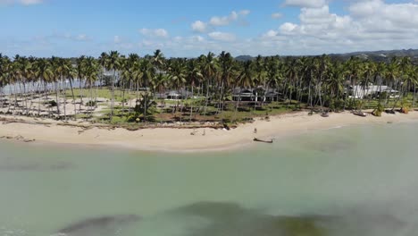 Eine-Luftaufnahme-Eines-Strandes-In-Der-Karibik,-Die-Die-Wunderschöne-Landschaft-Offenbart