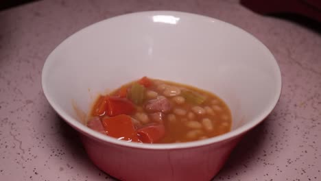 Verter-Sopa-En-Un-Tazón-Con-Cucharón-De-Sopa