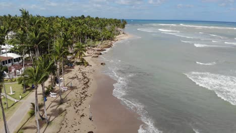 Eine-Luftaufnahme-Eines-Wunderschönen-Strandes-In-Der-Karibik,-Wobei-Die-Kamera-Langsam-Nach-Oben-Geneigt-Ist