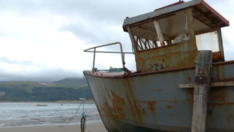 Reliktboote-Am-Strand-Von-Barmouth,-Gwynedd,-Wales,-Großbritannien