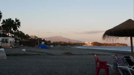 Ein-Zeitraffer-Des-Sonnenuntergangs-An-Einem-Strand-In-Andalusien,-Spanien-Im-Sommer