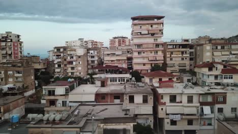 Albanische-Stadtbilddrohne-Geschossen-Bei-Sonnenaufgang---Abenddämmerung