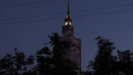 Ciudad-En-La-Noche,-Palacio-De-La-Cultura,-Varsovia---Capital-De-Polonia