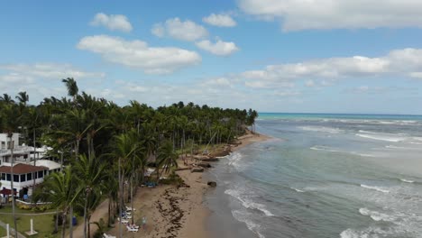 Eine-Luftaufnahme-Eines-Strandes-In-Der-Karibik,-Die-Die-Wunderbare-Umgebung-Zeigt