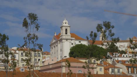 Buntes-Gebäude-In-Lissabon,-Portugal