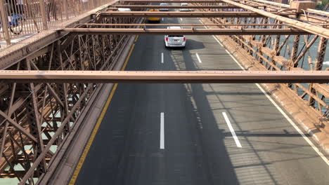 Tráfico-Peatonal-Y-De-Automóviles-En-El-Puente-De-Brooklyn,-Ciudad-De-Nueva-York