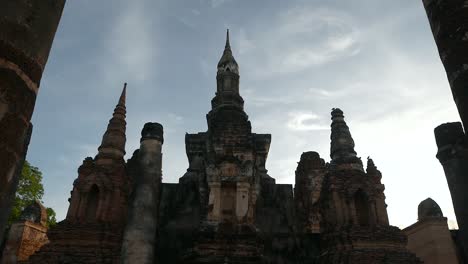 Sukhothai-Alter-Buddhismus-Im-Historischen-Park-Von-Sukhothai-Provinz-Sukhothai,-Thailand-Aufnahme-Mit-Panasonic-Lumix-Gh5,-Panasonic-12-35-F2