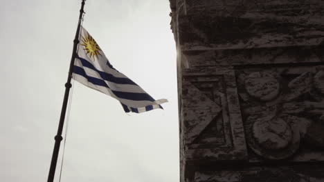 Bandera-De-Uruguay-En-El-Edificio-De-La-Capital
