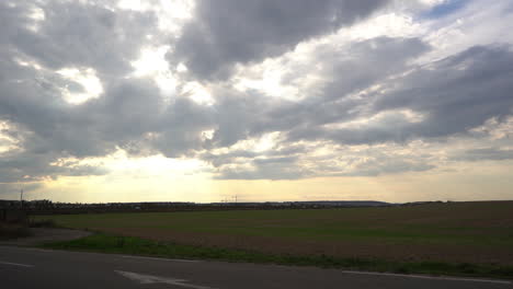 Zeitraffer-Auf-Den-Feldern-Mit-Schöner-Sonne-Und-Wolken