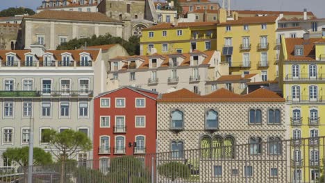 Tiro-Colorido-De-Casas-Tradicionales-En-Lisboa,-Portugal