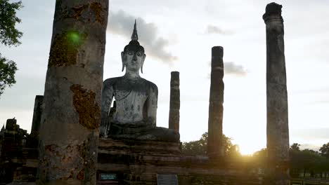 Antiguo-Budismo-De-Sukhothai-En-El-Parque-Histórico-De-Sukhothai-Provincia-De-Sukhothai,-Tailandia-Filmada-Con-Panasonic-Lumix-Gh5,-Panasonic-12-35-F2