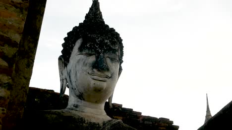 Antiguo-Budismo-De-Sukhothai-En-El-Parque-Histórico-De-Sukhothai-Provincia-De-Sukhothai,-Tailandia-Filmada-Con-Panasonic-Lumix-Gh5,-Panasonic-12-35-F2