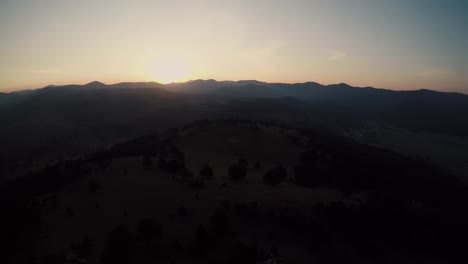 Ein-Langsamer-Abstieg-Mit-Einer-Drohne-über-Die-Hügelkuppe-Während-Des-Sonnenaufgangs