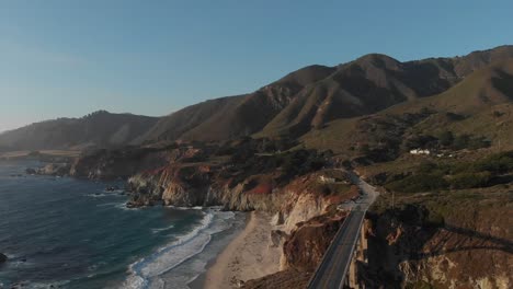 Kalifornien-Küstenlinie-Mit-Brücke-Aus-Der-Vogelperspektive