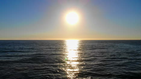 Fliegen-Sie-Sauber-In-Den-Wunderschönen-Sonnenuntergang-über-Dem-Meer-über-Den-Wellen-In-Südkalifornien-Mit-Einer-4K-Luftdrohne