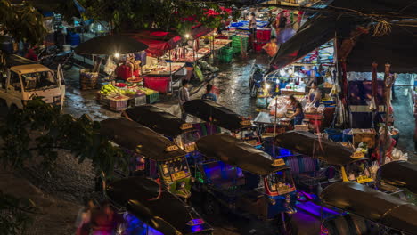 The-busy-fresh-market-at-Khlong-Toei,-Bangkok,-Thailand