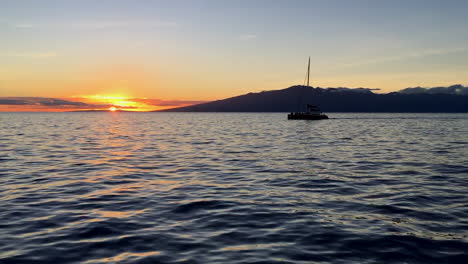 Schöne-Maui,-Hawaii-Ozean-Sonnenuntergang-Vom-Boot-Mit-Segelboot-Am-Horizont-Vor-Molokai,-Hd