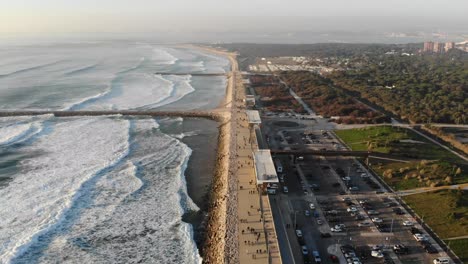 Luftaufnahme-Des-Strandes-Costa-Da-Caparica-In-Der-Südbucht-Von-Lissabon