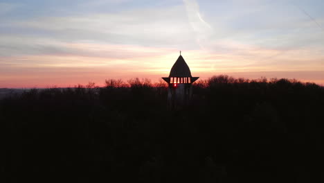 Luftaufnahme-Des-Religiösen-Aussichtspunkts,-Sonnenaufgang-Flackert-Durch-Den-Balkon