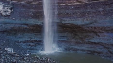 Malerischer-Wasserfall-Im-Frühling