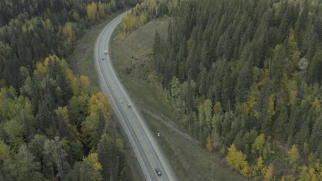 Fahrzeuge-Fahren-Am-Bergpass-Entlang-Nadelwald-In-British-Columbia,-Kanada