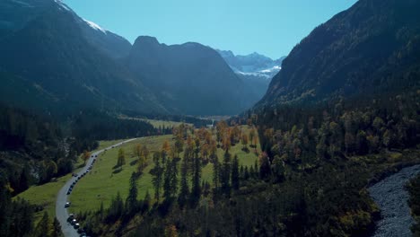 Bunte-Ahornbäume-Mit-Roten-Und-Gelben-Herbstblättern-Im-Sonnigen,-Lebhaften-Herbst-In-Den-Alpen-In-Tirol,-österreich-Am-Malerischen-Ahornbodenwald-Am-Rissach-Engtal-Touristischer-Reiseort