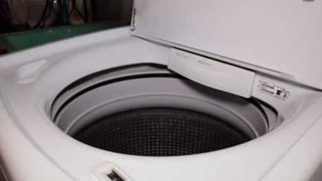 Schmutzige-Wäsche-Und-Eine-Waschmittelkapsel-In-Eine-Waschmaschine-Geben