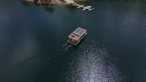 Luftaufnahme-Eines-Solarboots,-Das-An-Einem-Schönen-Sonnigen-Tag-Am-Fluss-Zêzere-In-Portugal-An-Land-Kommt