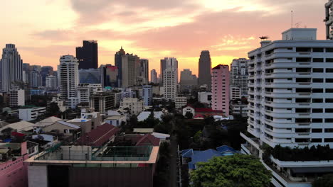 Aufsteigende-Luftaufnahme-Von-Bangkok-Bei-Sonnenaufgang