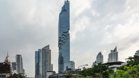 Un-Lapso-De-Tiempo-De-4k-De-La-Torre-De-Mahanakon,-Bangkok,-Tailandia,-Con-Movimiento-De-Nubes