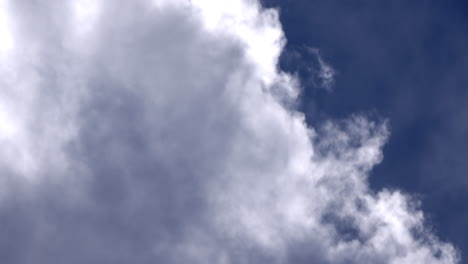 An-Einem-Sonnigen-Tag-Bilden-Sich-Stürmische-Wolken-Am-Blauen-Himmel