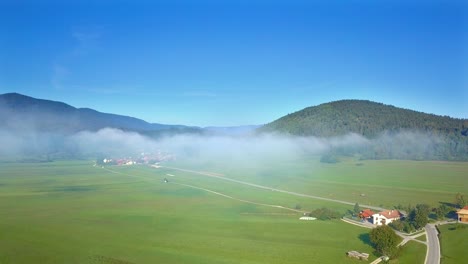 Vista-Aérea-Sobre-El-Campo-Con-Nubes-Bajas-En-Eslovenia