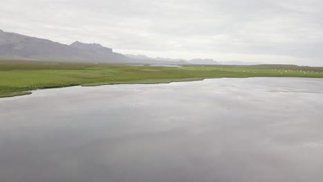 Imágenes-Aéreas-Del-Lago-Tranquilo-Durante-El-Verano-Nublado-En-La-Península-De-Snaefellsness,-Islandia