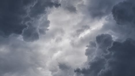 Dunkle-Wolken-Bewegten-Sich-Mit-Einem-Gewitter,-Das-Aufblitzte