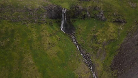 Imágenes-Aéreas-De-Una-Cascada-Durante-El-Verano-Nublado-En-Olafsvik,-Península-De-Snaefellsness,-Islandia