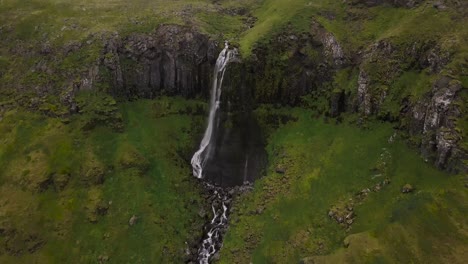 Imágenes-Aéreas-De-Una-Cascada-Durante-El-Verano-Nublado-En-Olafsvik,-Península-De-Snaefellsness,-Islandia