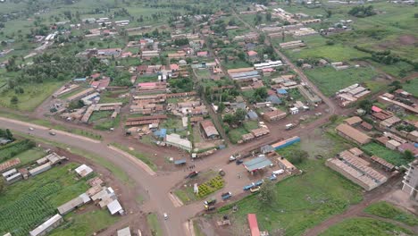 Vista-Aérea-De-La-Pequeña-Ciudad-Loitokitok-En-El-Condado-De-Kajiado,-Kenia-Durante-El-Día---Toma-Aérea-De-Drones
