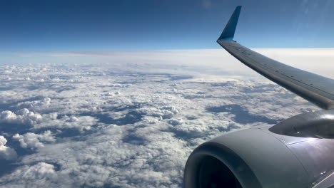 Ein-Schleier-Aus-Weißen-Und-Flauschigen-Wolken-Blick-Aus-Dem-Fenster-Eines-Fliegenden-Flugzeugs