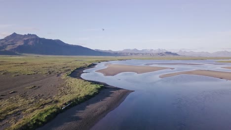 Luftaufnahmen-Des-Flussdeltas-Mit-Vorbeifliegenden-Vögeln-Im-Sonnigen-Sommer-Auf-Der-Halbinsel-Snaefellsness,-Island