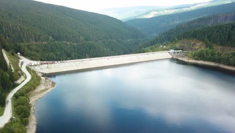 Vorwärtsdrohnenaufnahme-Eines-Staudamms-Auf-Der-Straße-Nach-Transalpina-In-Rumänien