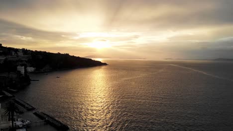 Drone-Elevándose-Mientras-Captura-La-Puesta-De-Sol-Sobre-El-Golfo-De-Nápoles