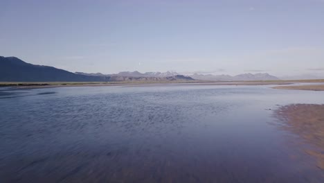 Vuelo-Bajo-Sobre-La-Orilla-Del-Río-Arenoso-Durante-El-Verano-Soleado-En-La-Península-De-Snaefellsness,-Islandia